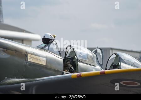 SM250 sièges jumeaux Spitfire garés sur la piste de l'aéroport de Solent en Angleterre. Toit en verre ouvert et cockpit visible. Banque D'Images