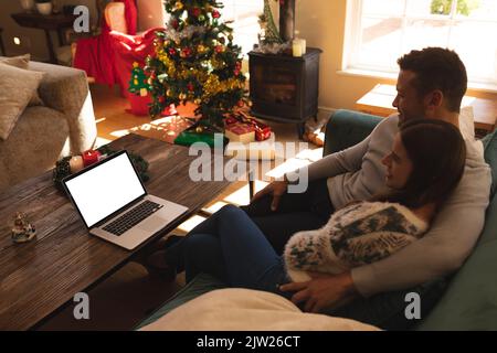 Un couple caucasien passe du temps chez lui ensemble Banque D'Images