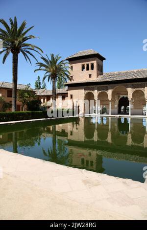 Le paramètre Une section du palais de l'Alhambra, Grenade, Espagne. Banque D'Images