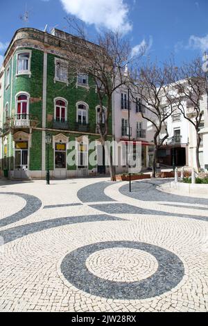 Une scène de rue à Lagos Portugal. Lagos est une destination touristique populaire sur la côte sud du Portugal Banque D'Images