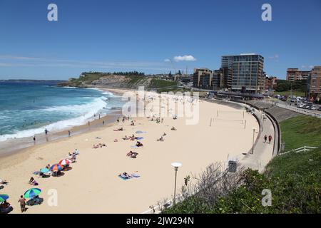 NEWCASTLE, AUSTRALIE - JANVIER 23 : la plage de Newcastle regorge de gens lors d'une belle journée ensoleillée d'été : 23 janvier 2011 Newcastle, Australie. Banque D'Images