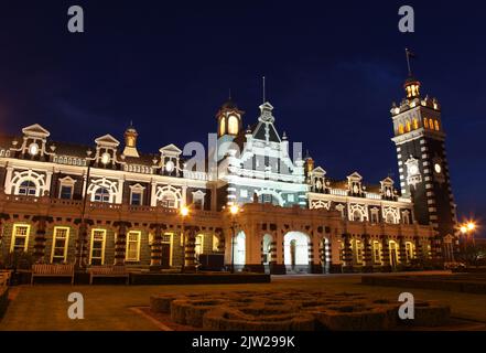 La célèbre gare historique de Dunedin à la nuit. - Dunedin Nouvelle-Zélande. Ce bâtiment de style Renaissance flamande très orné a ouvert ses portes en 1906 Banque D'Images