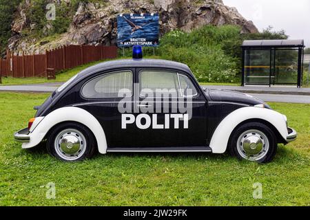Voiture de patrouille de police noire et blanche VW Beetle, voiture d'époque de 1965 avec lumière bleue, debout dans un pré, Bodo, Bodo, Nordland, Norvège Banque D'Images