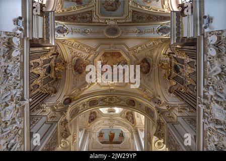 Plafond voûté avec deux galeries d'orgue opposées, basilique Saint-Lorenz, construit vers 1651, Kempten (Allgaeu), Bavière, Allemagne Banque D'Images