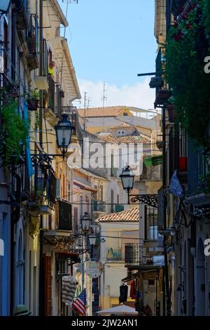 Vue sur les maisons aux façades de maisons anciennes de la ville de Pizzo, via San Francesco, Pizzo, Calabre, Italie Banque D'Images