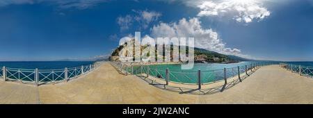 360 panorama sur la promenade du port de Pizzo avec vue sur la ville et le château médiéval de Murat, Pizzo. Calabre, Italie Banque D'Images