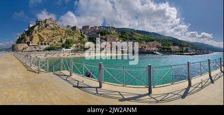 Panorama sur la promenade du port de Pizzo avec vue sur la ville et le château médiéval de Murat, Pizzo, Calabre, Italie Banque D'Images