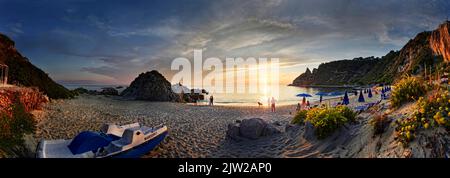 Panorama sur la plage de sable et la baie de Capo Vaticano au coucher du soleil, Capo Vaticano, Calabre, Italie Banque D'Images