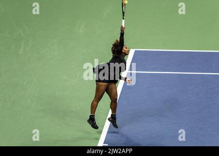 New York, NY - 2 septembre 2022: Serena Williams des Etats-Unis sert pendant la partie 3rd du match des Championnats américains ouverts contre Ajla Tomljanovic de l'Australie au Centre national de tennis de Billie Jean King Banque D'Images