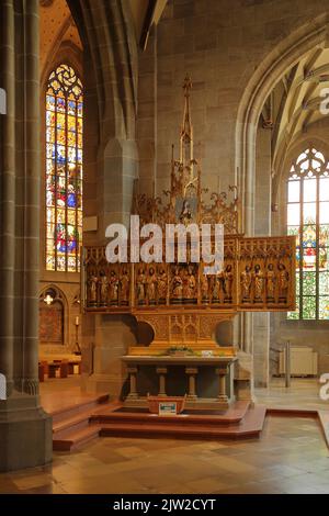 Vue intérieure avec autel pliant de la Minster de la Sainte Croix gothique tardive, vallée du Neckar, Bade-Wurtemberg, Allemagne Banque D'Images