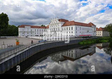 Oranienburg, Allemagne. 29th août 2022. Le château d'Oranienburg se reflète dans l'eau de la Havel. Crédit : Soeren Stache/dpa/Alay Live News Banque D'Images