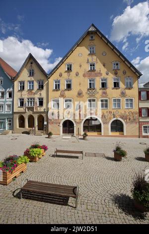 Hôtel de ville historique construit en 1765 avec une fresque et une petite maison de garde construite en 1860 à Horb am Neckar, vallée de Neckar, Forêt Noire du Nord, Forêt Noire Banque D'Images