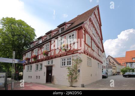 Maison à colombages et ancienne bathhouse au Nagold, Nagoldtal, Forêt Noire du Nord, Forêt Noire, Bade-Wuerttemberg, Allemagne Banque D'Images