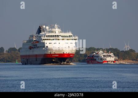 Le bateau de croisière MS Otto Sverdrup, Hurtigruten, quitte le port de Hambourg dans la lumière du soir sur l'Elbe et rencontre le catamaran rapide Halunder Jet of Banque D'Images