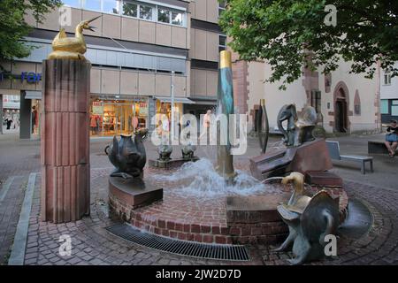 Fabuleuse fontaine avec des créatures mythiques au Nagold, Nagoldtal, Forêt Noire du Nord, Forêt Noire, Bade-Wurtemberg, Allemagne Banque D'Images