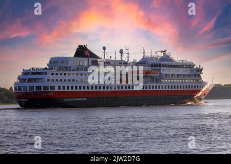 Bateau de croisière MS Otto Sverdrup, Hurtigruten, quittant le port de Hambourg dans la lumière du soir sur l'Elbe, Hambourg, Allemagne Banque D'Images