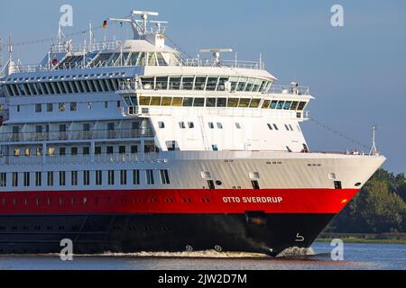 Bateau de croisière MS Otto Sverdrup, Hurtigruten, quittant le port de Hambourg dans la lumière du soir sur l'Elbe, Hambourg, Allemagne Banque D'Images