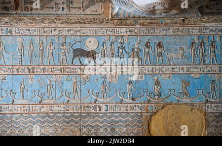 Soulagement de plafond, grand vestibule de Pronaos, Temple de Hathor, Dendera, Qina, Égypte Banque D'Images