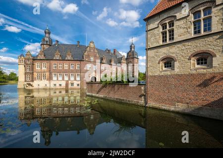 Allemagne, Rosendahl, Baumberge, Westmuensterland, Muensterland, Westphalie, Rhénanie-du-Nord-Westphalie, NRW, Rosendahl-Darfeld, château de Darfeld, ancien domaine de chevaliers, château amarré, fossé, portier de la paroisse extérieure et bâtiment de galerie Banque D'Images