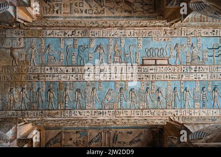 Soulagement de plafond, grand vestibule de Pronaos, Temple de Hathor, Dendera, Qina, Égypte Banque D'Images