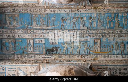 Soulagement de plafond, grand vestibule de Pronaos, Temple de Hathor, Dendera, Qina, Égypte Banque D'Images