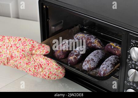 Étape de cuisson, prendre le gâteau du four, retirer le pain de Mochi coréen du four. Pain coréen Goguma Ppang Banque D'Images