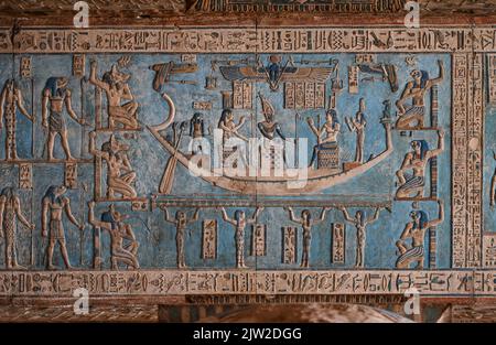 Barque du Nil, souillure de plafond, grand vestibule Pronaos, Temple de Hathor, Dendera, Qina, Égypte Banque D'Images