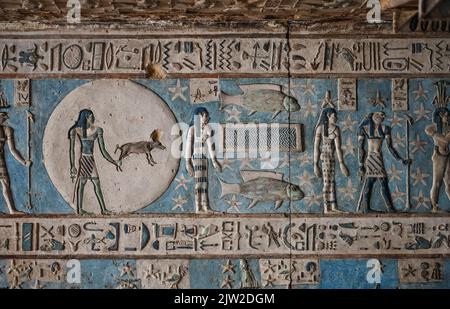 Soulagement de plafond, grand vestibule de Pronaos, Temple de Hathor, Dendera, Qina, Égypte Banque D'Images