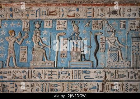 Soulagement de plafond, grand vestibule de Pronaos, Temple de Hathor, Dendera, Qina, Égypte Banque D'Images