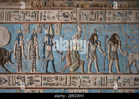 Soulagement de plafond, grand vestibule de Pronaos, Temple de Hathor, Dendera, Qina, Égypte Banque D'Images