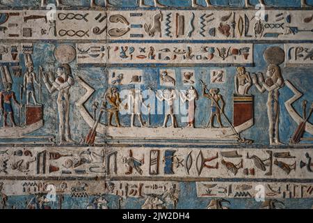 Barque du Nil, souillure de plafond, grand vestibule Pronaos, Temple de Hathor, Dendera, Qina, Égypte Banque D'Images