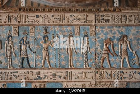 Soulagement de plafond, grand vestibule de Pronaos, Temple de Hathor, Dendera, Qina, Égypte Banque D'Images