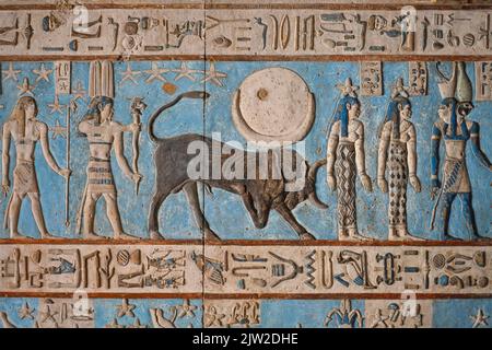 Soulagement de plafond, grand vestibule de Pronaos, Temple de Hathor, Dendera, Qina, Égypte Banque D'Images