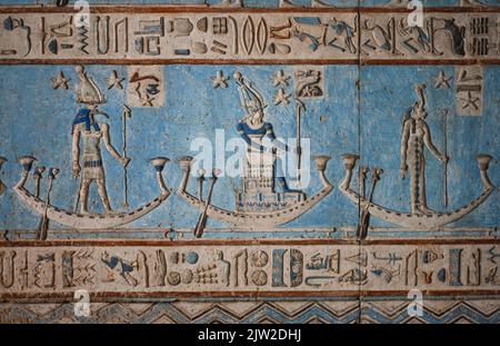 barques du Nil, relief de plafond, grand vestibule Pronaos, Temple de Hathor, Dendera, Qina, Égypte Banque D'Images