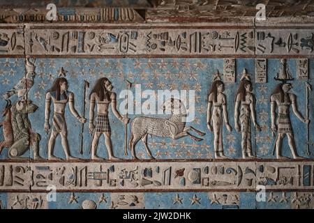 Soulagement de plafond, grand vestibule de Pronaos, Temple de Hathor, Dendera, Qina, Égypte Banque D'Images