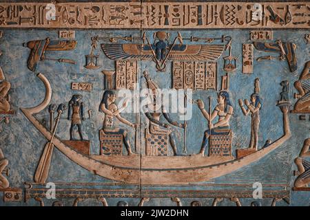 Barque du Nil, souillure de plafond, grand vestibule Pronaos, Temple de Hathor, Dendera, Qina, Égypte Banque D'Images