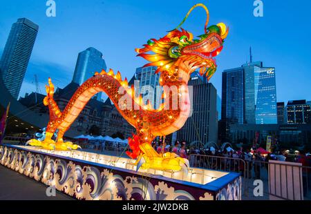 Toronto, Canada. 2nd septembre 2022. Une lanterne dragon géante est vue pendant le Toronto Dragon Festival à Nathan Phillips Square à Toronto, Canada, le 2 septembre 2022. Organisé par l'Association canadienne des arts de la scène chinois (ACCPA), cet événement annuel a lieu ici du 2 au 4 septembre pour promouvoir la culture traditionnelle chinoise par le biais des arts de la scène, des expositions artisanales, des vendeurs d'aliments et plus encore. Credit: Zou Zheng/Xinhua/Alamy Live News Banque D'Images