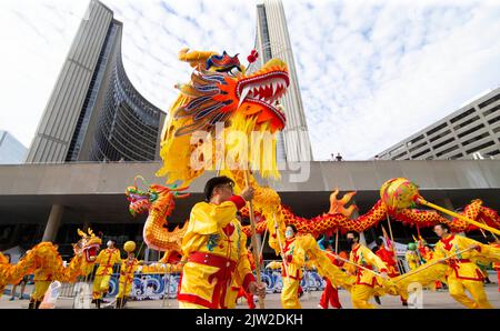 Toronto, Canada. 2nd septembre 2022. Des danseurs de dragon se produisent pendant le Toronto Dragon Festival à Nathan Phillips Square à Toronto, Canada, le 2 septembre 2022. Organisé par l'Association canadienne des arts de la scène chinois (ACCPA), cet événement annuel a lieu ici du 2 au 4 septembre pour promouvoir la culture traditionnelle chinoise par le biais des arts de la scène, des expositions artisanales, des vendeurs d'aliments et plus encore. Credit: Zou Zheng/Xinhua/Alamy Live News Banque D'Images