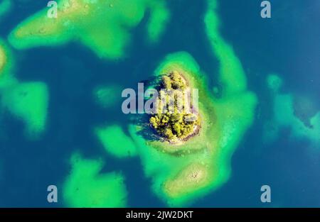 Vue aérienne d'une petite île sur le lac, lac Eibsee, Bavière, Allemagne Banque D'Images