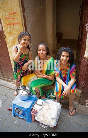 Jeunes vendeurs marocains de café et de gâteaux dans la vieille ville, Fès ou Fès, Maroc Banque D'Images