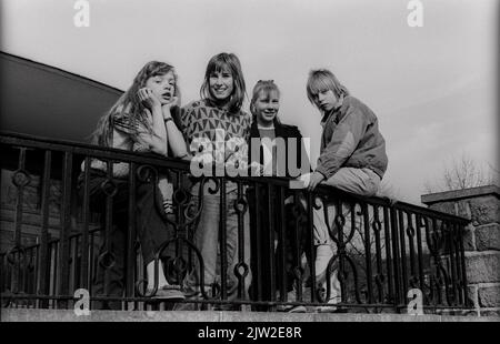 GDR, Berlin, 16. 4. 1988, enfants (filles) dans le parc de Weinbergsweg (Heinepark) Banque D'Images