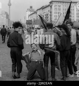 GDR, Berlin, 01. 05. 1987, 1. Mai rallye 1987 sur Karl-Marx-Allee, les jeunes (punks ?) Banque D'Images