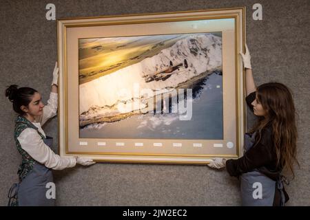 PHOTO:JEFF GILBERT 25th août 2022, Londres, Royaume-Uni le personnel de la galerie Bonhams tient une photo d'annonce lenticulaire mise aux enchères par 617 Dambusters Squadran Banque D'Images