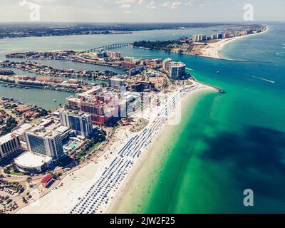 Vue panoramique sur la ville côtière de Clearwater avec des bâtiments modernes près de la plage de sable de l'océan le jour ensoleillé en Floride Banque D'Images