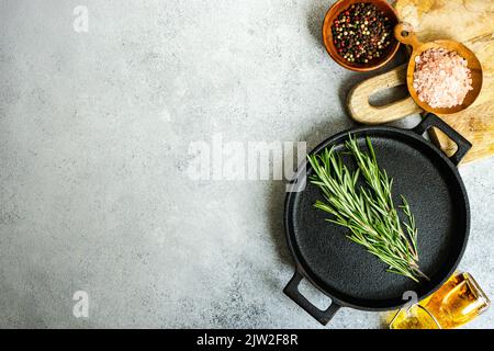 Vue de dessus du concept de cuisine avec épices et herbes de romarin sur fond de béton Banque D'Images