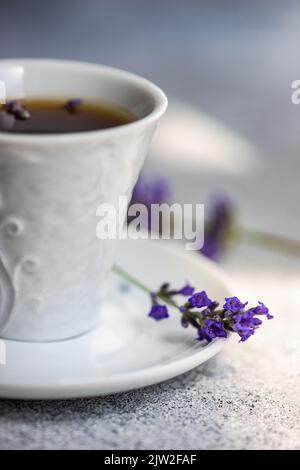 Café expresso avec lavande sur fond de béton Banque D'Images
