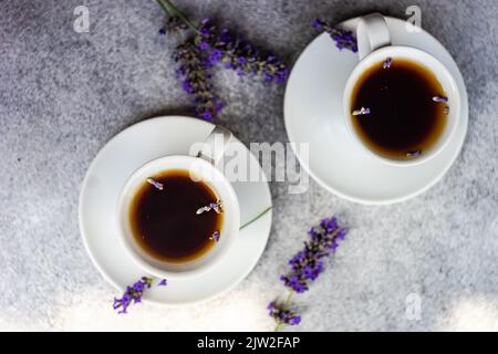 Vue de dessus des cafés expresso avec lavande sur fond de béton Banque D'Images