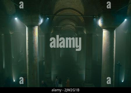 Colonnes de la Citerne Basilique dans moody vue. Bruit et grain inclus. Mise au point sélective. Istanbul Turquie - 8.3.2022 Banque D'Images