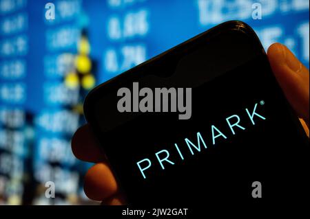 Chine. 25th juillet 2022. Dans cette illustration, le logo Primark de la marque irlandaise de vente à la mode rapide s'affiche sur l'écran d'un smartphone. Crédit : SOPA Images Limited/Alamy Live News Banque D'Images