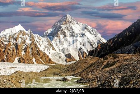 Vue sur le Sommet de K2 depuis le camp Concordia, la deuxième plus haute montagne de la terre Banque D'Images